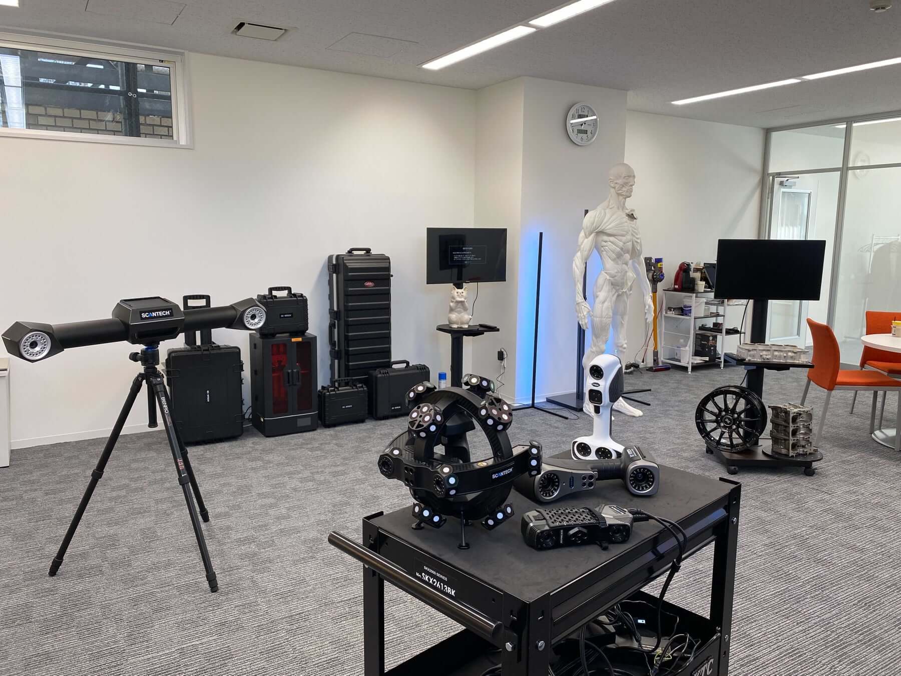 APPLE TREEの大阪ショールームの内観。3Dスキャナーや、出力サンプルが並ぶ